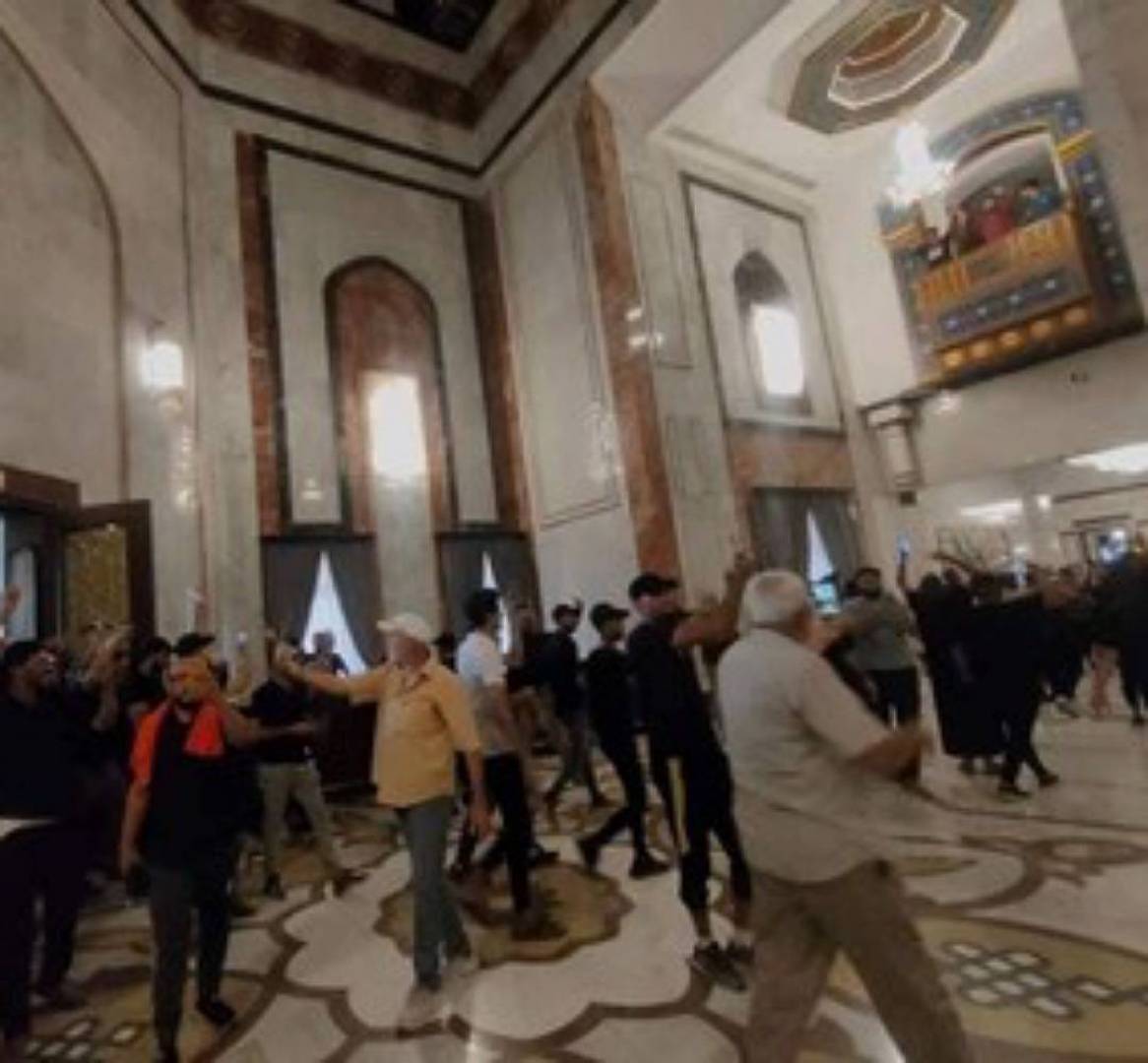 بعد اقتحام أنصار التيار الصدري القصر الحكومي والجمهوري...العمليات المشتركة تعلن فرض حظر التجول الشامل في جميع محافظات العراق