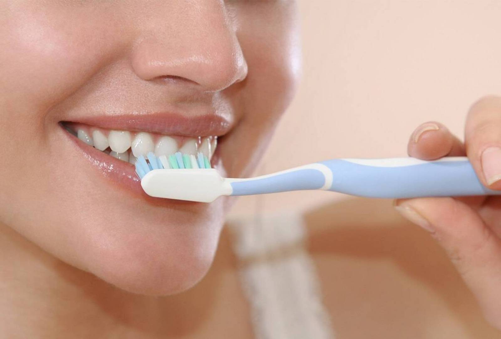 أطباء يكشفون عن خطأ شائع يستخدم بعد تنظيف الأسنان بالفرشاة