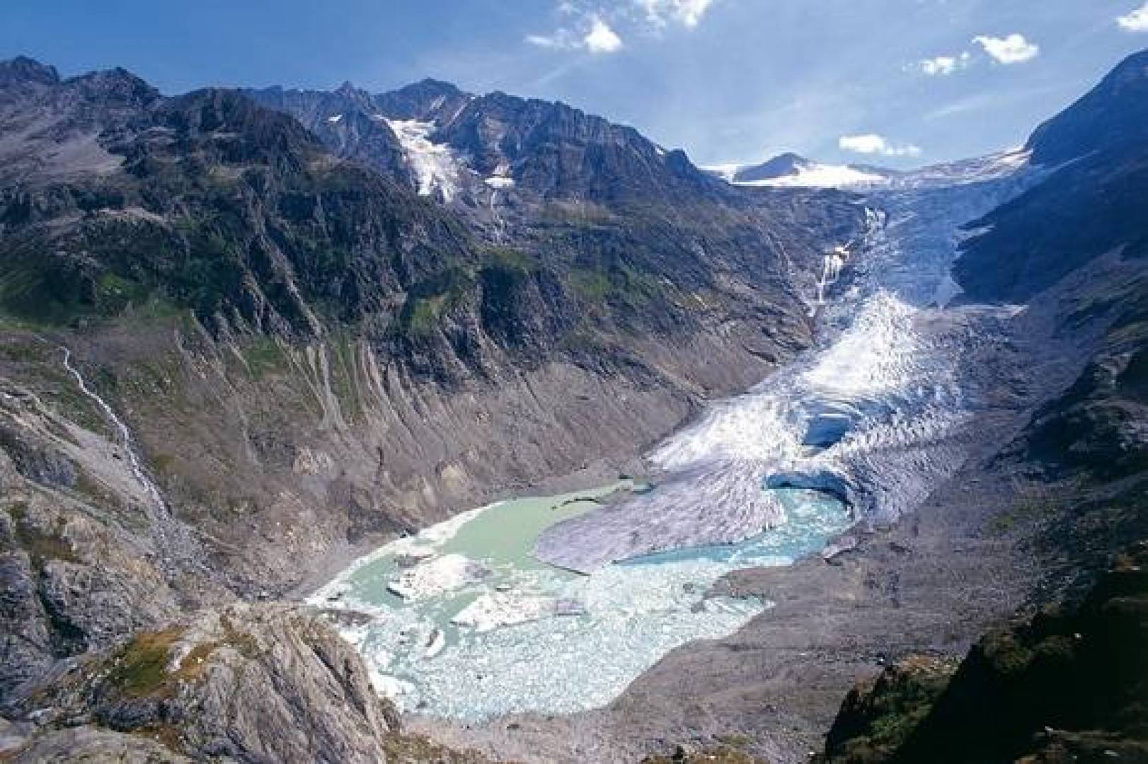 مخاوف من سرعة ذوبان الأنهار الجليدية في سويسرا بسبب التغير المناخي