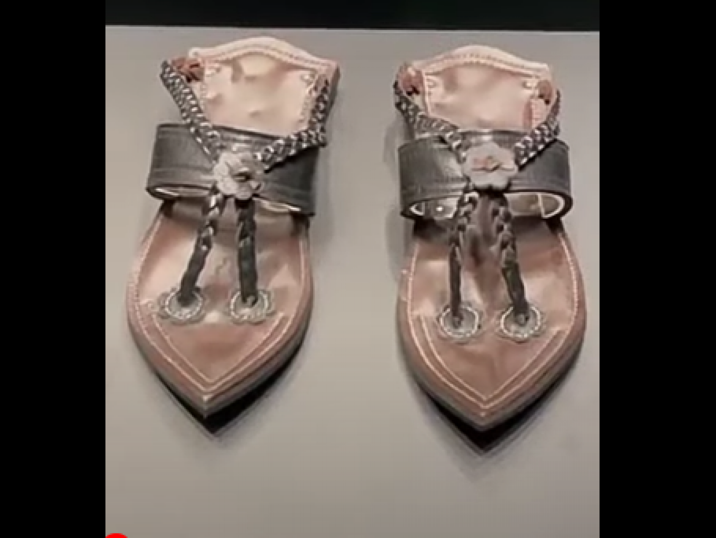 بالفيديو مركز إثراء في السعودية يعرض نسخة من حذاء النبي محمد (ص )