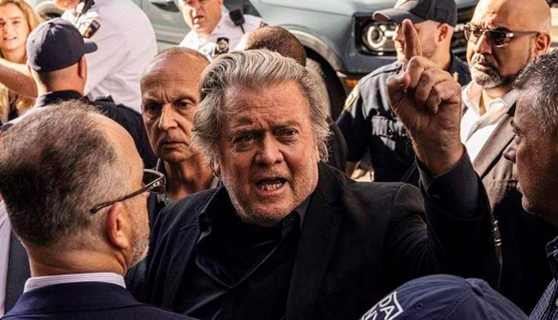 الحبس 6 أشهر وغرامة 200 ألف دولار لـ مستشار ترامب