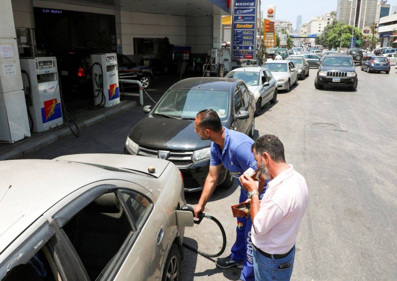 لبنان يعلن رفع الدعم بشكل كامل عن المحروقات وتسعيرها بالدولار