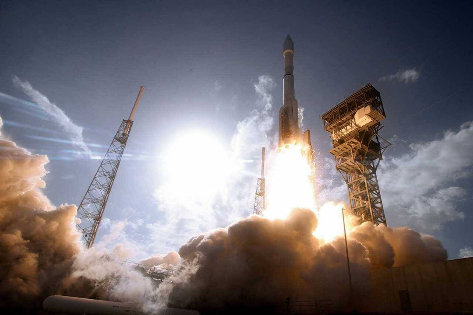 إطلاق صاروخ فضائي أمريكي من نوع Atlas V مجهز بمحرك RD-180 الروسي