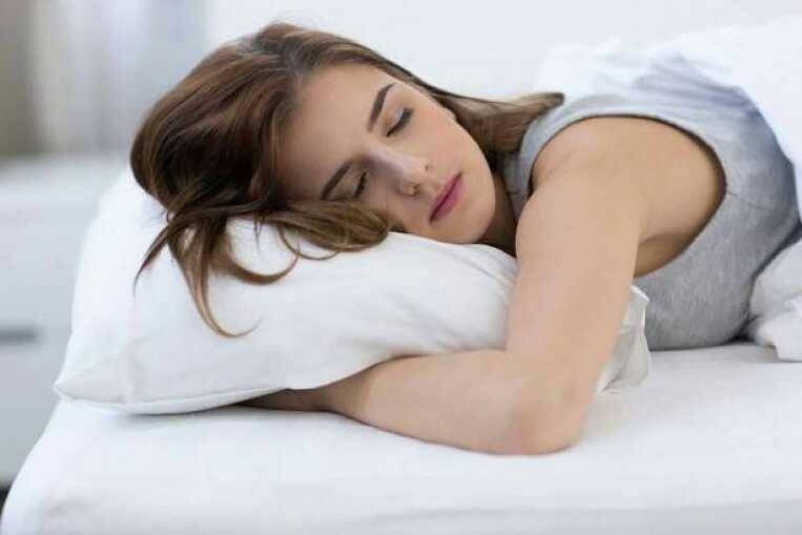 مخاطر النوم من دون وسادة
