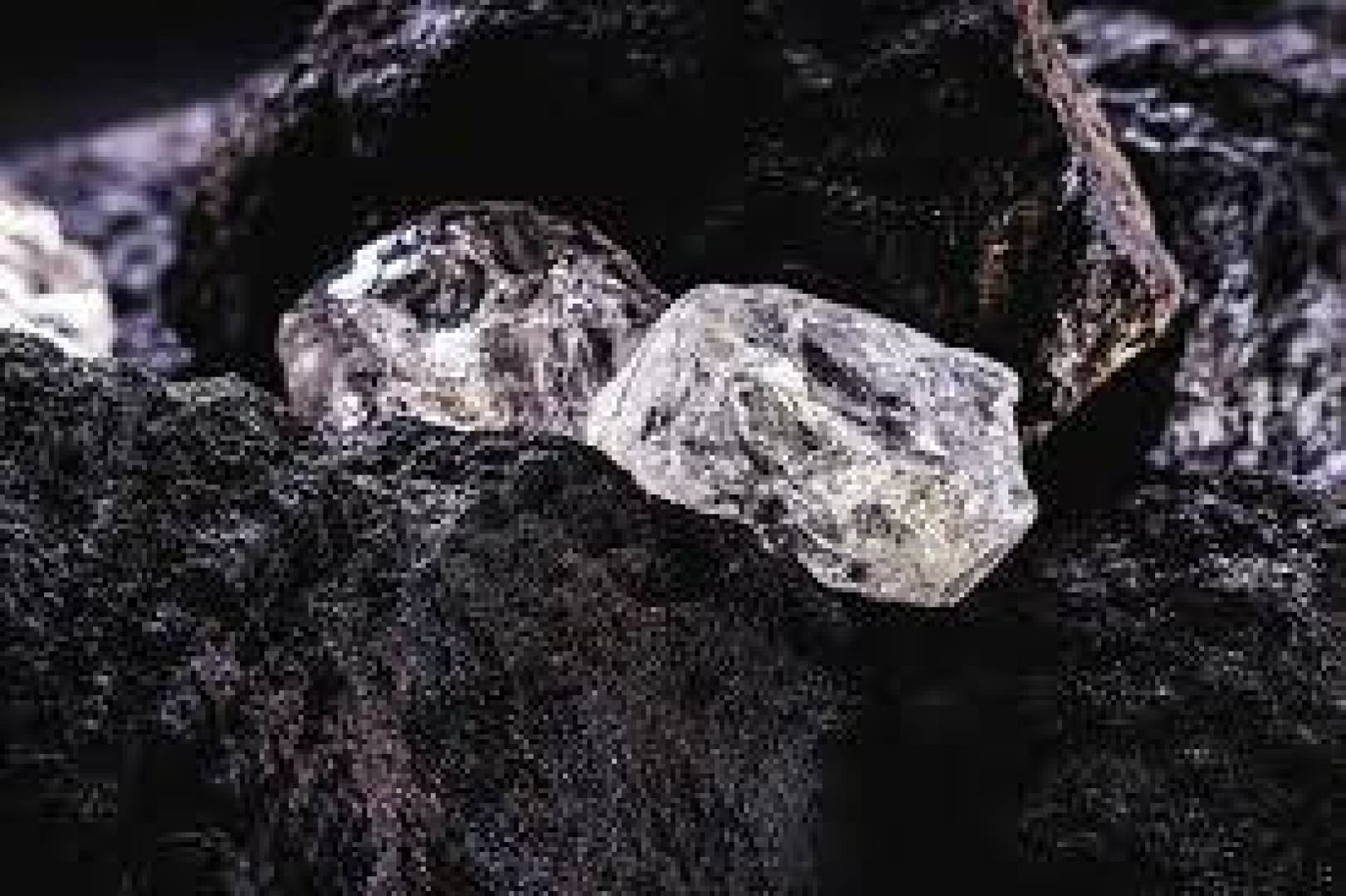 باحثون يفسرون كيف نشأت طبقات في وشاح الأرض ينمو فيها الماس