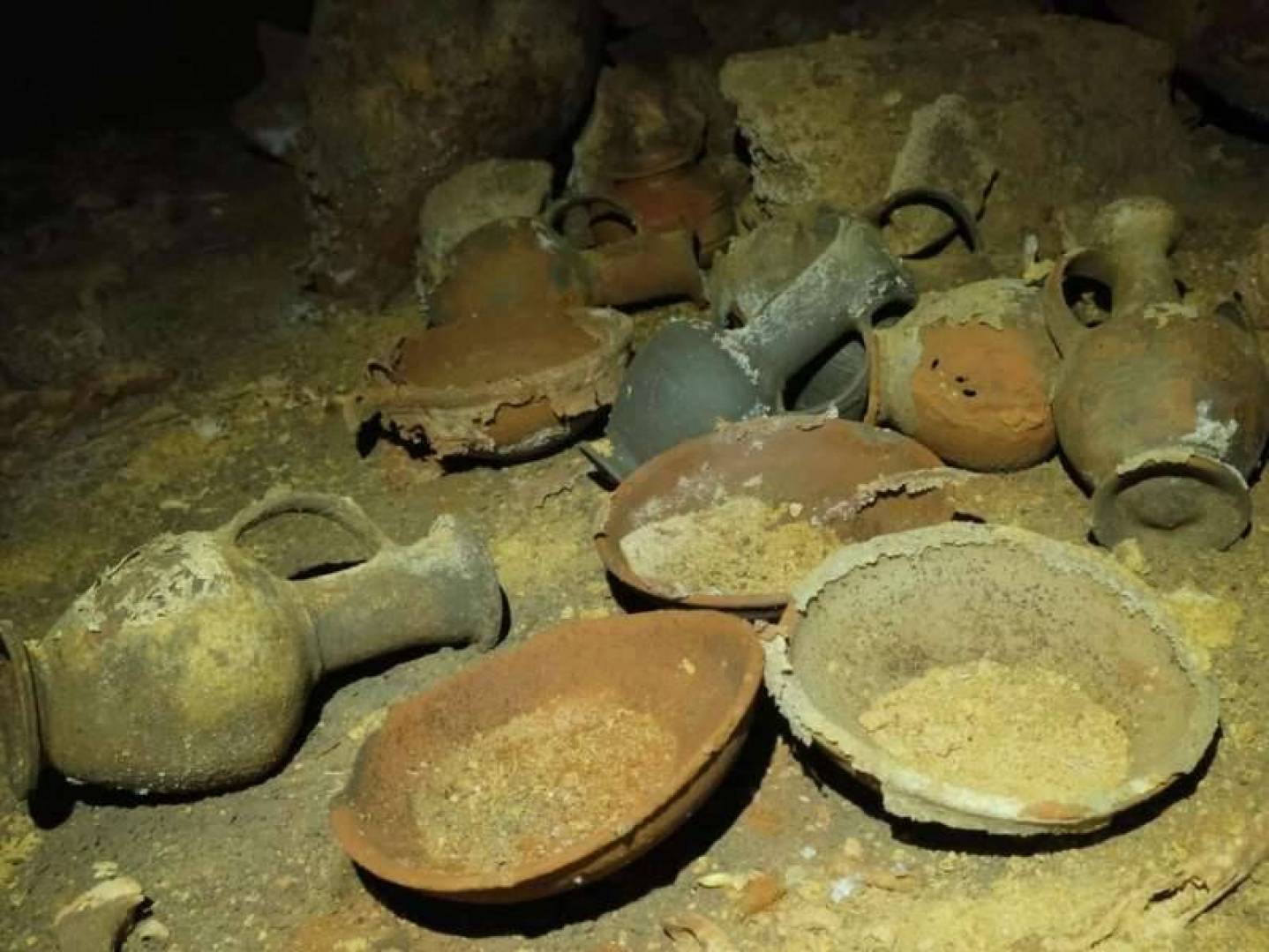 العثور على كهف أثري فرعوني في اسرائيل يحوي العديد من القطع الأثرية