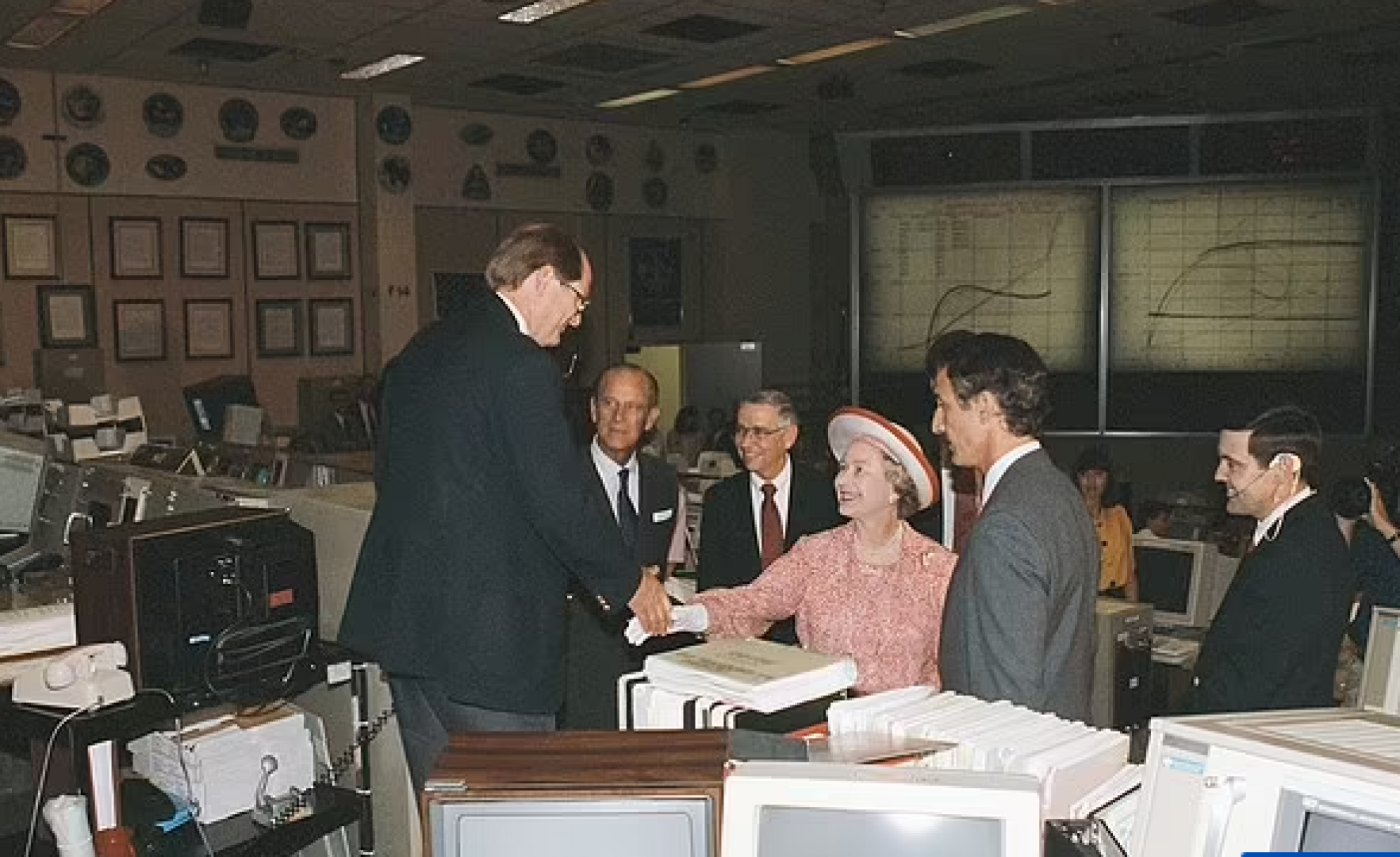 تفاصيل رسالة الملكة إليزابيث الثانية إلى طاقم أبولو 11 والموجودة على القمر