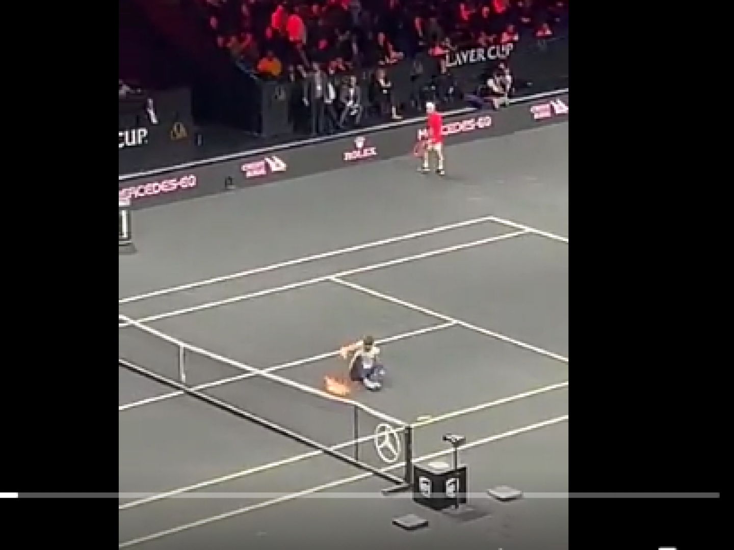 بالفيديو مشجع يقتحم ملعب كأس ليفر للتنس ويحرق ذراعه .. اعرف السبب