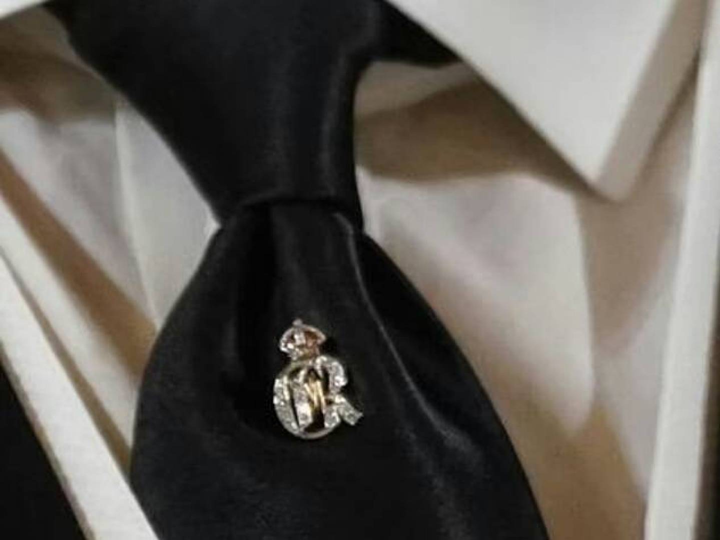 تزيين بروش تشارلز الثالث أثناء تتويجه ملكا بحرفي 