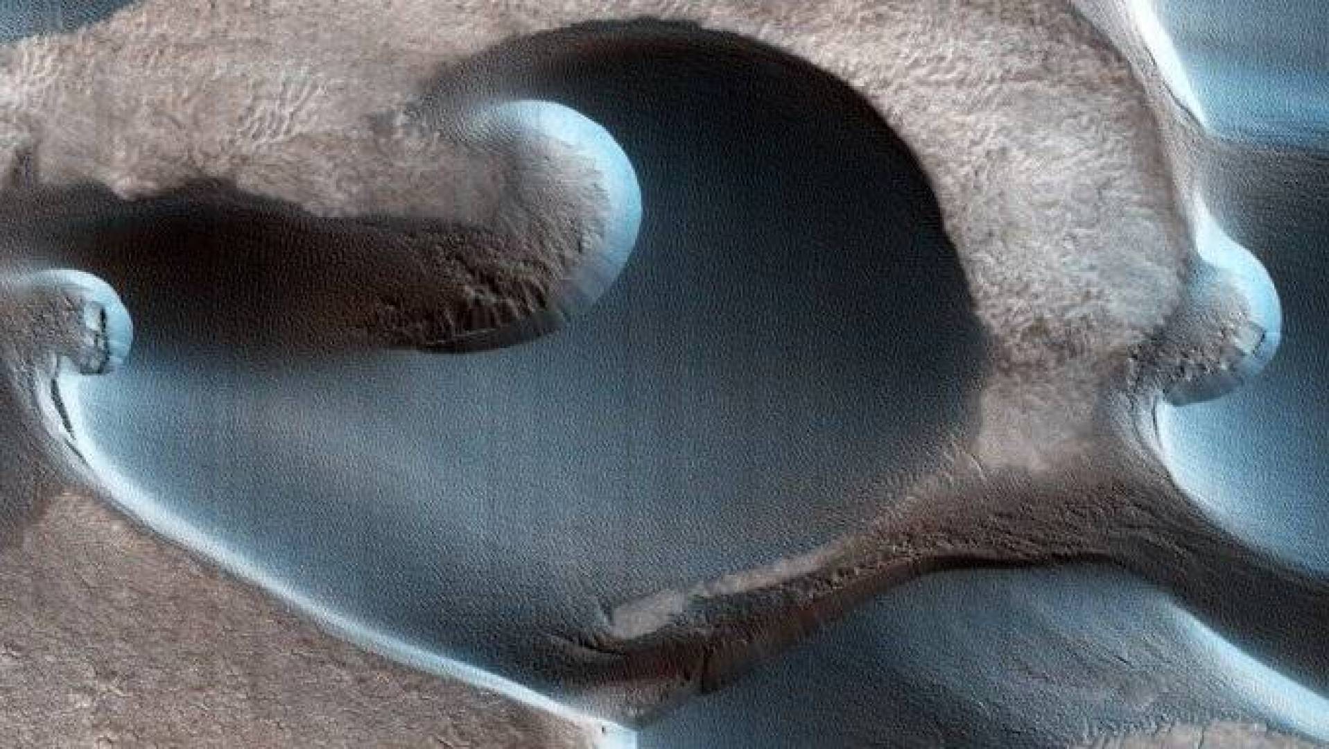 مركبة ناسا ترصد كثبانا رملية هلالية على سطح المريخ