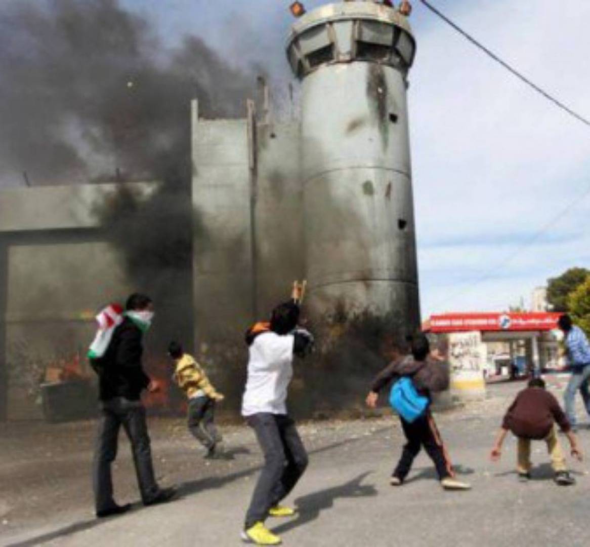 اصابات بين جنود الاحتلال بعد حرق برج عسكري شمالي الخليل