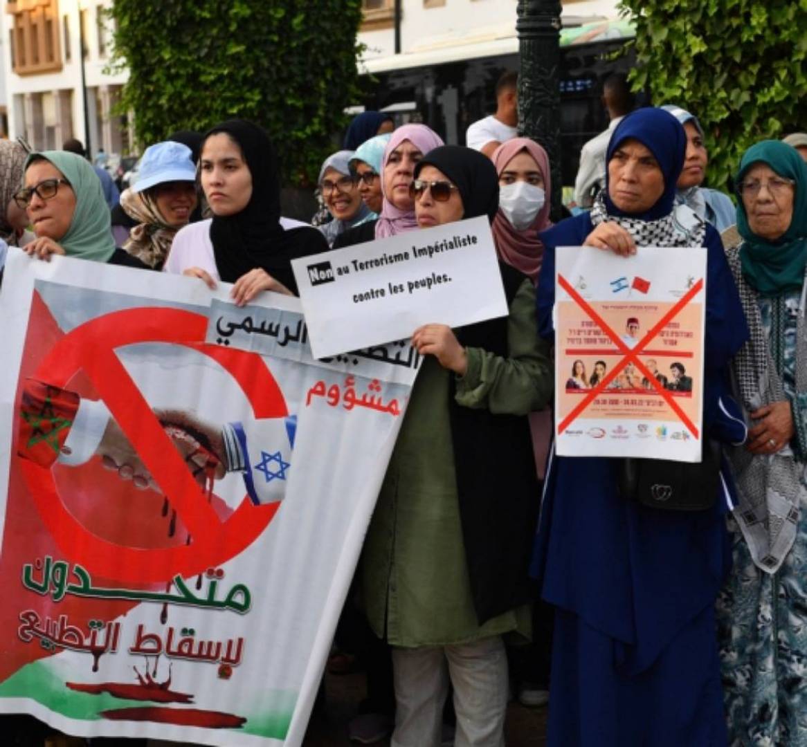 بعد فضيحة تحرش سفير الكيان الإسرائيلي..عشرات النشطاء يتظاهرون أمام برلمان المغرب ويطالبوا بوقف التطبيع