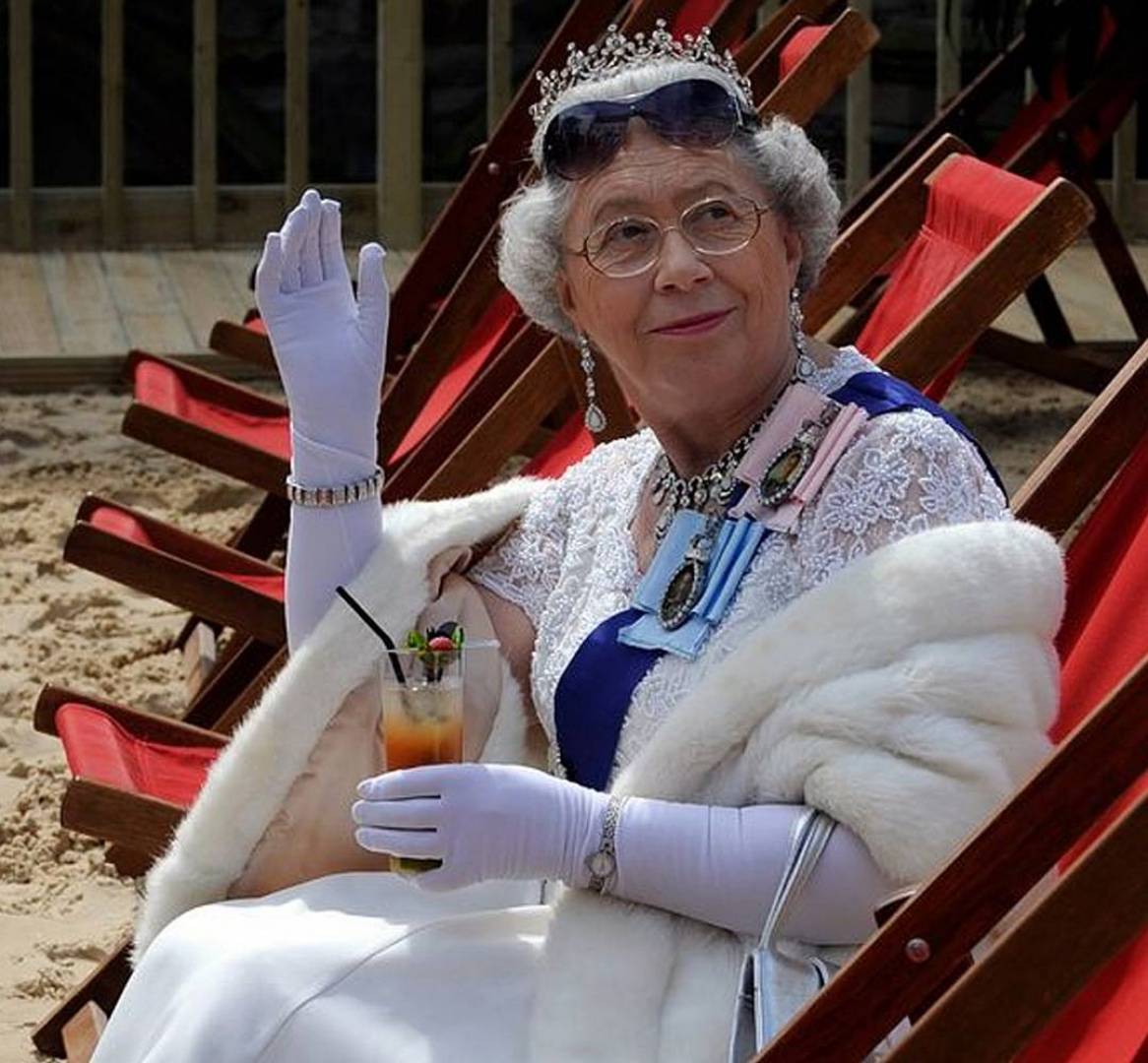 شبيهة الملكة إليزابيث تتخذ قرار حاسم ...ما هو