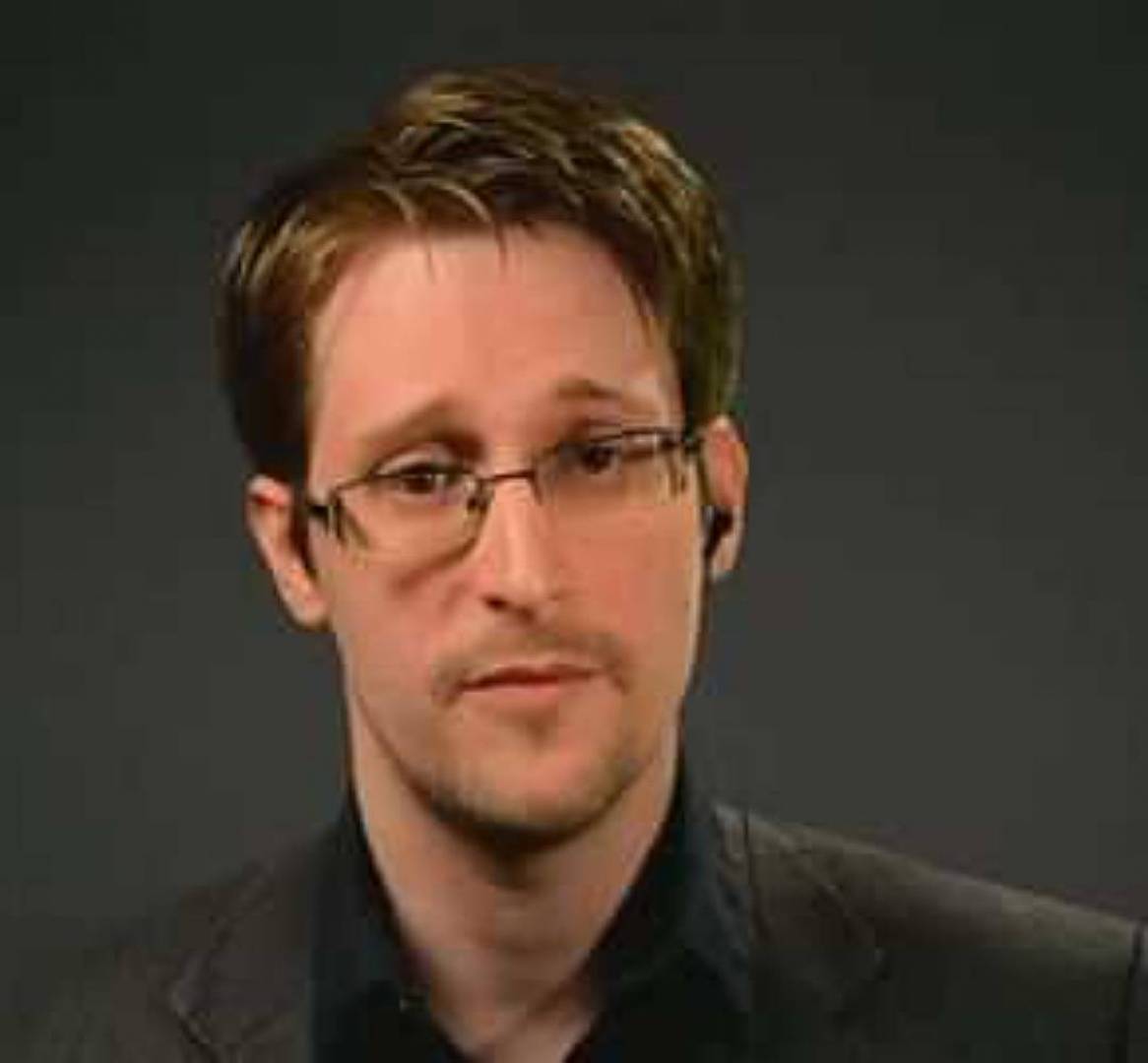 بعد منحه الجنسية الروسية بقرار بوتين...أول تغريدة من سنودن