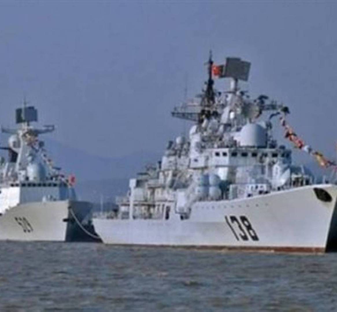 سفن حربية روسية وصينية تقترب من السواحل الأمريكية.. ماذا يحدث