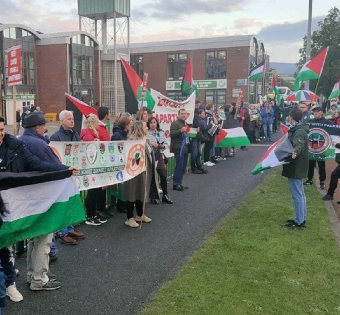 عشرات الأيرلنديين يحتجون على مباراة كرة قدم مع فريق الاحتلال