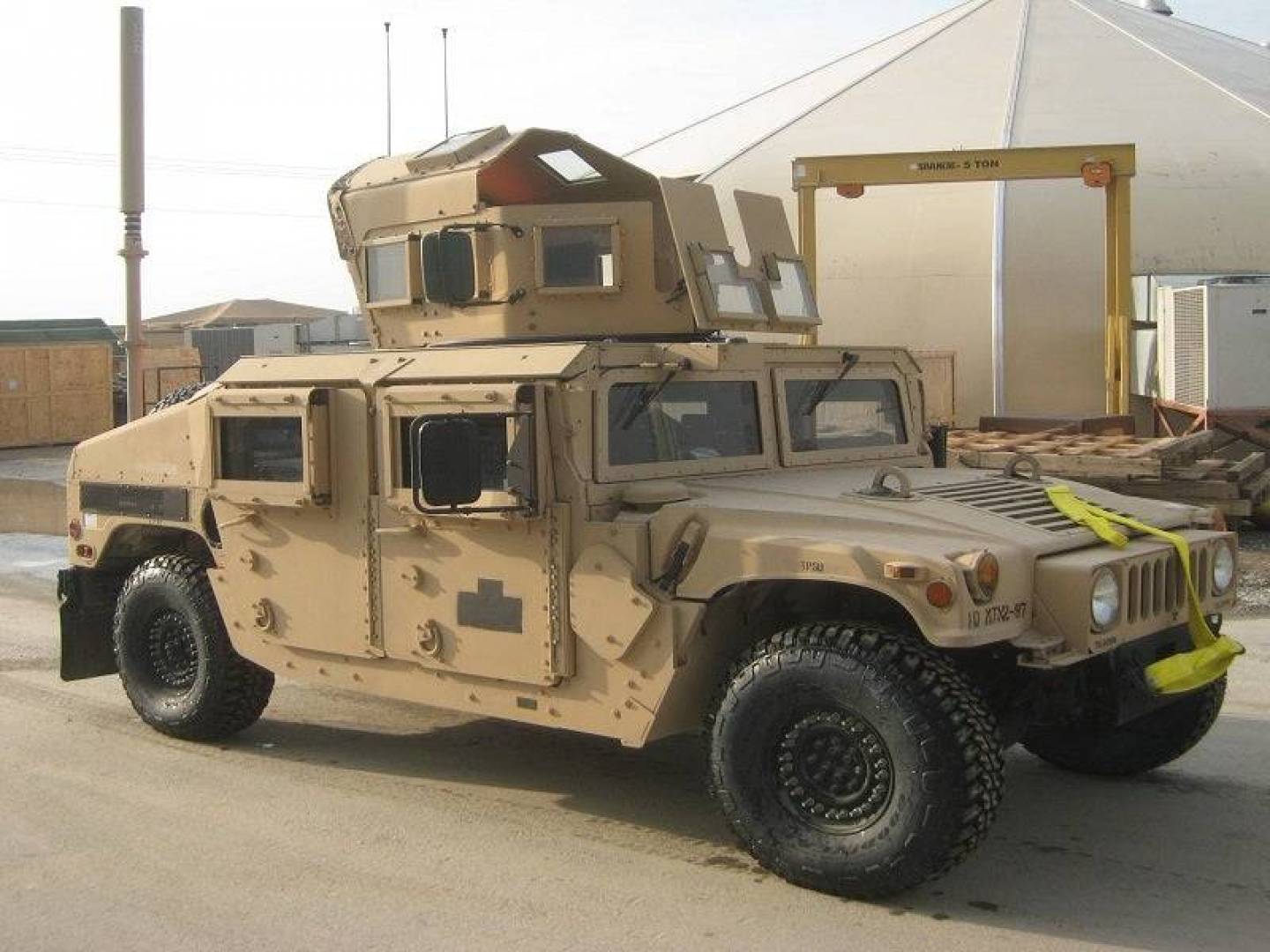 لواء المظليين الإيراني يتسلم عربات Humvee رباعية الدفع أمريكية الصنع