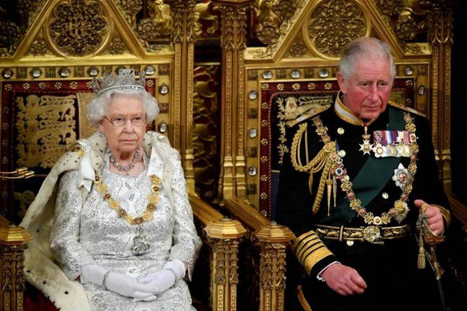 ملكة بريطانيا ليست ملكة ..بل زعيمة عصابة من اللصوص.