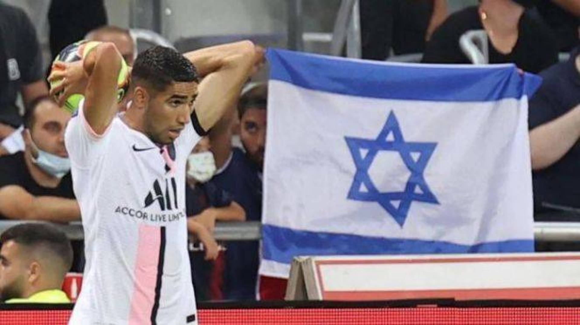 النجم المغربي أشرف حكيمي يسخر من صافرات استهجان الجمهور الإسرائيلي