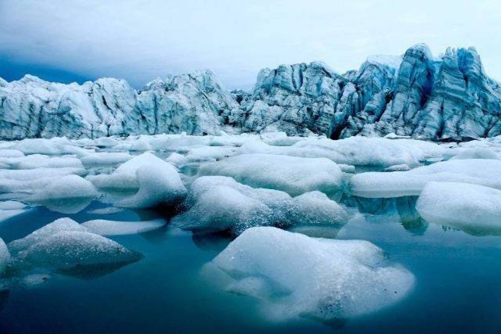 ماء ذوبان الأنهار الجليدية يثير المخاوف من عودة الفيروسات القديمة