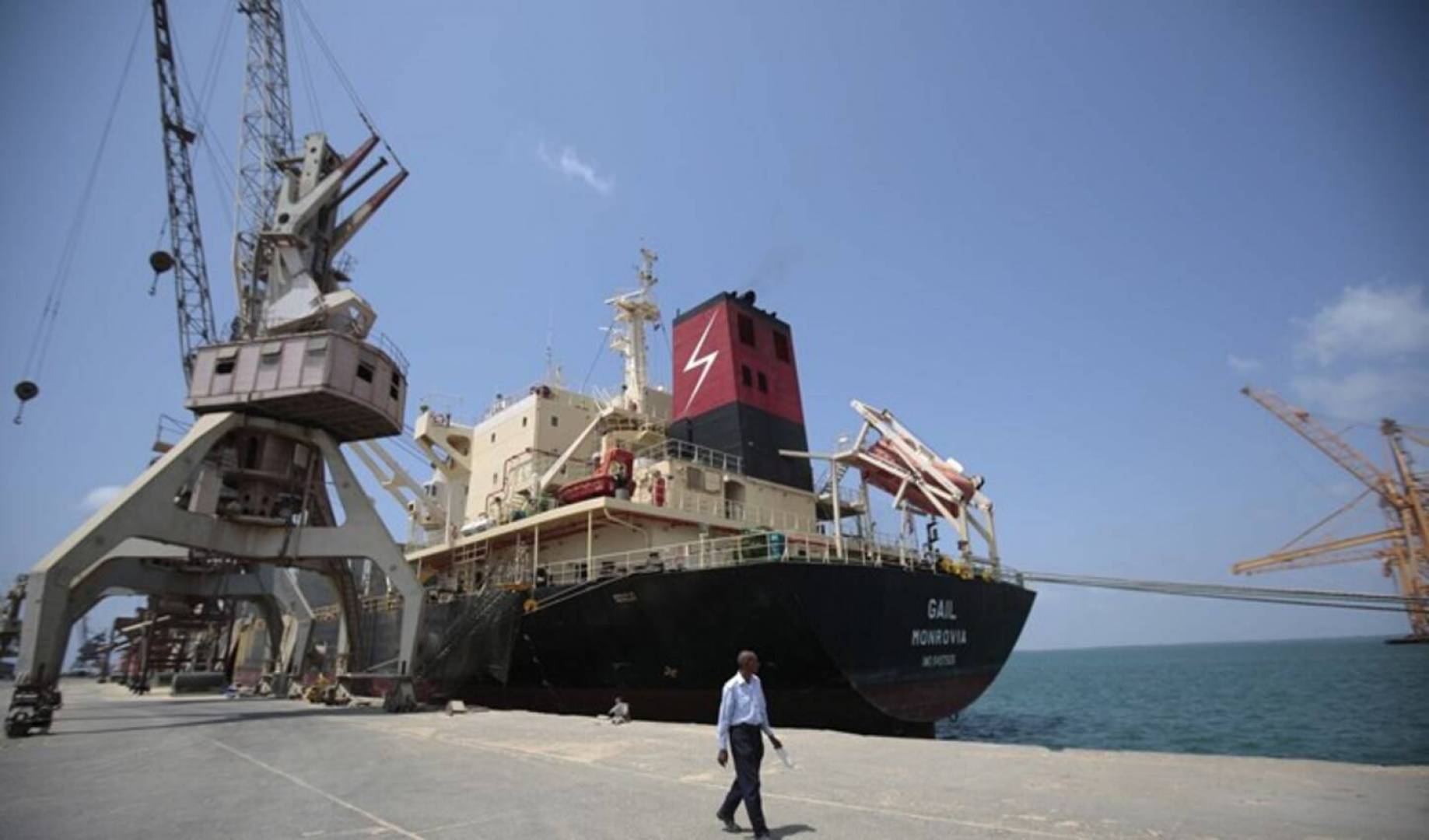 السعودية تجتجز سفينة وقود يمنية جديدة وتمنع وصولها إلى الحديدة