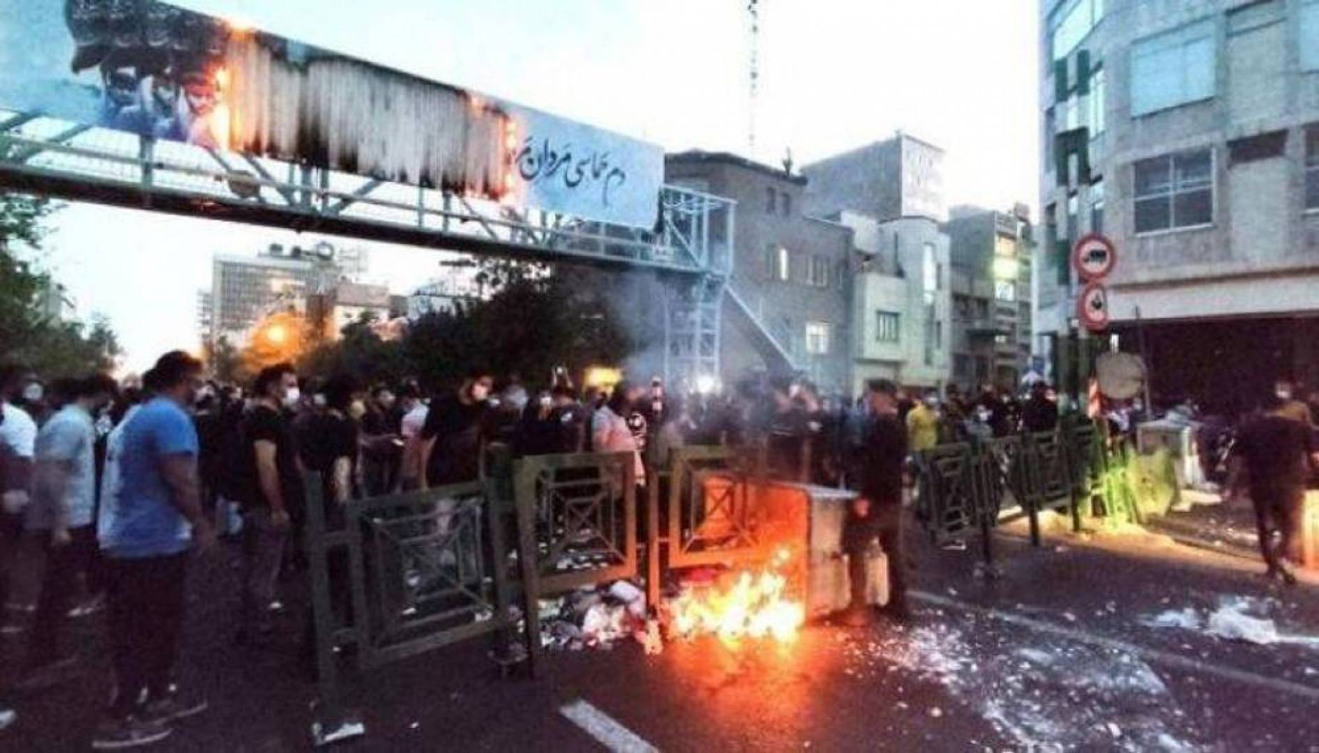 عبثا يحاولون اسقاط الثورة الاسلامية في ايران.