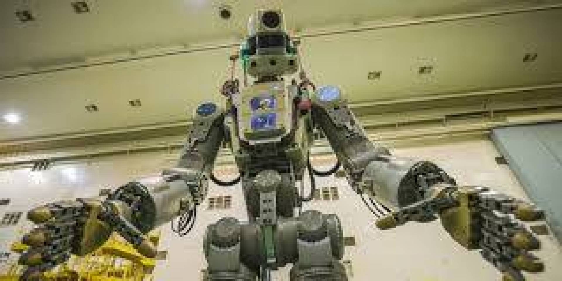 اختبار روبوت روسي معزز بالطاقة لنقل وتحميل القذائف المدفعية الثقيلة