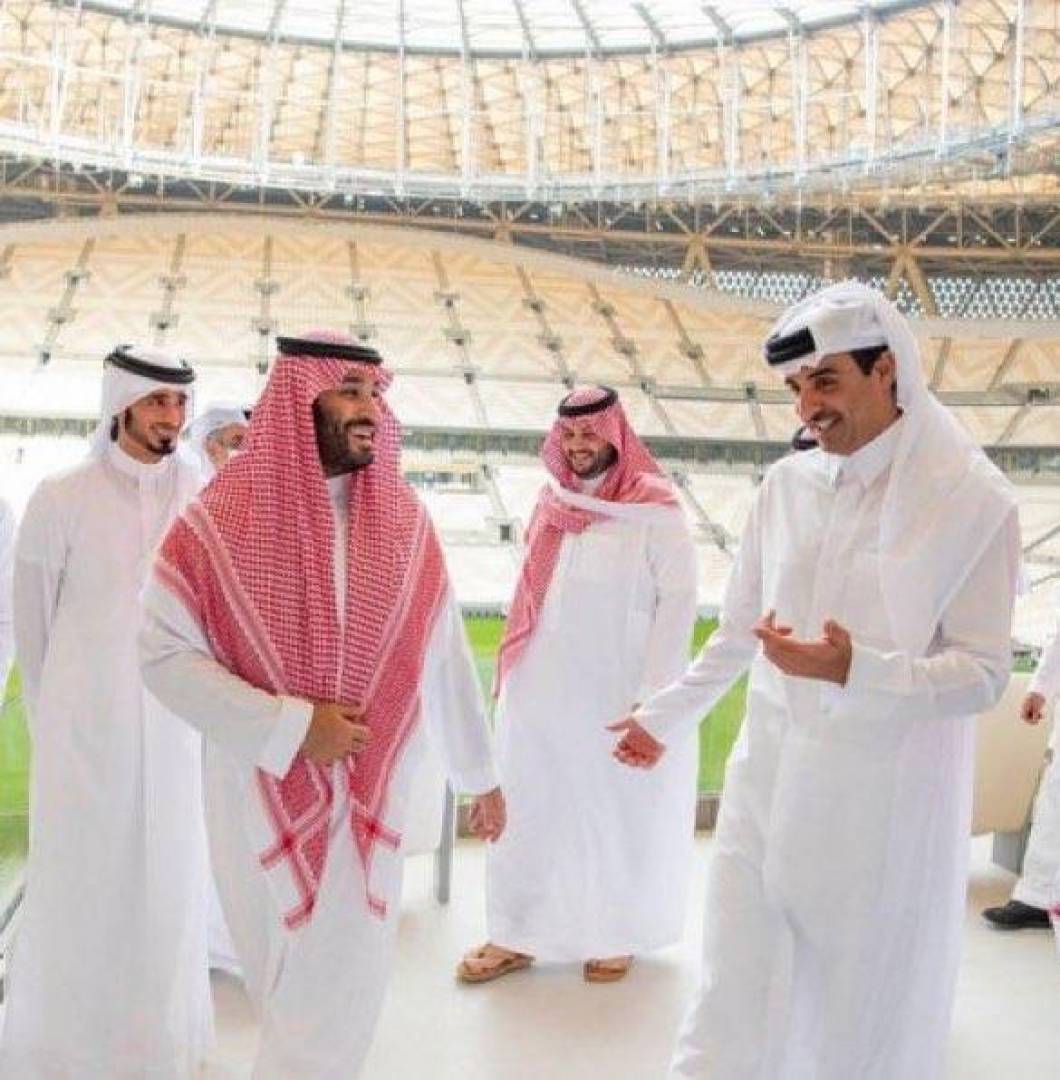 نيويورك تايمز: لم يكن من الممكن تصور رؤية ابن سلمان يتوشح علم قطر
