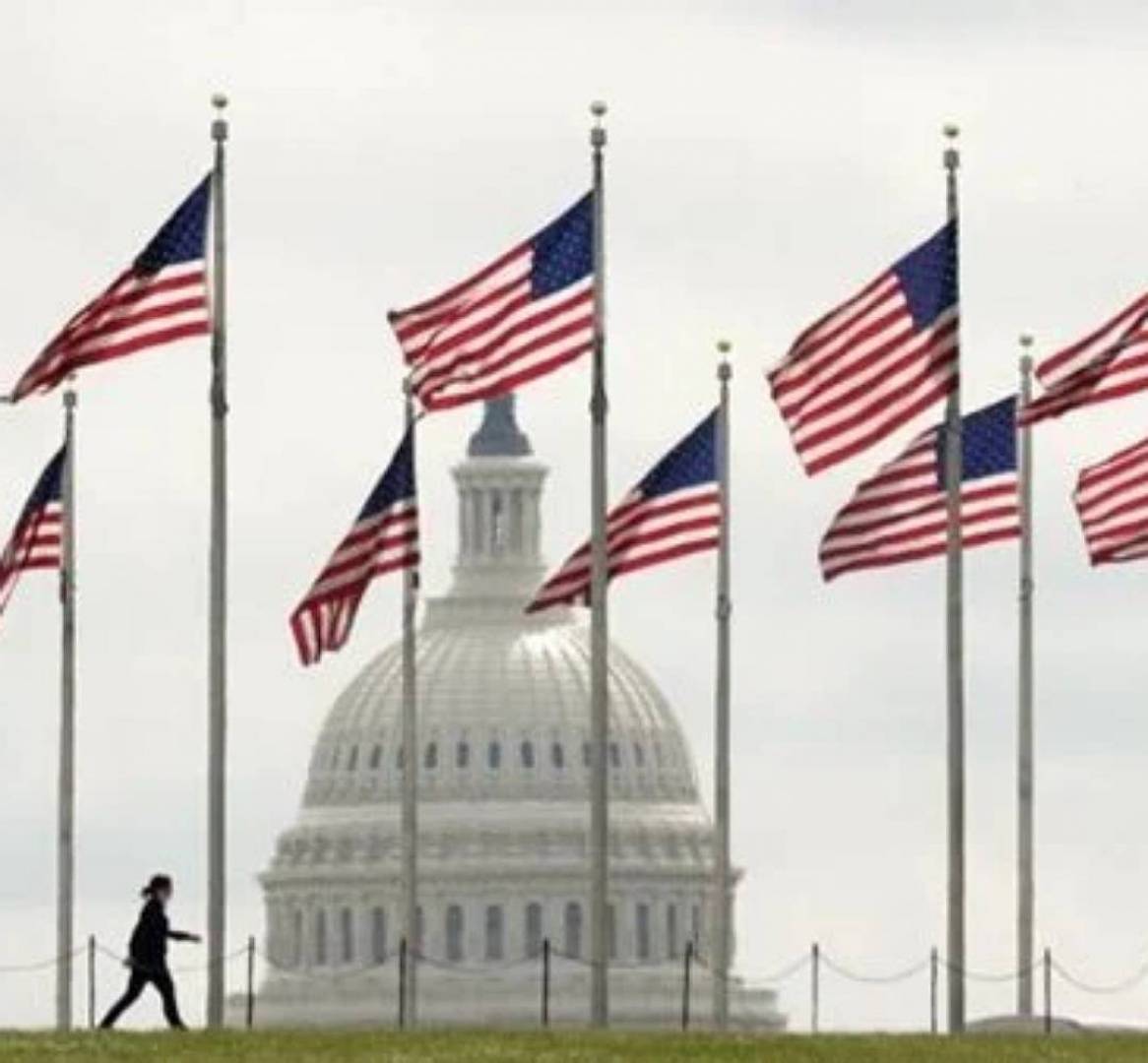 الناخبون الأمريكيون يدلون بأصواتهم وسط أجواء مشحونة.. ومخاوف من الإرهاب