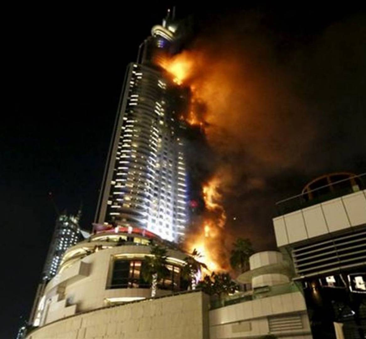 حريق ضخم يلتهم بناء من 35 طابقاً في الإمارات