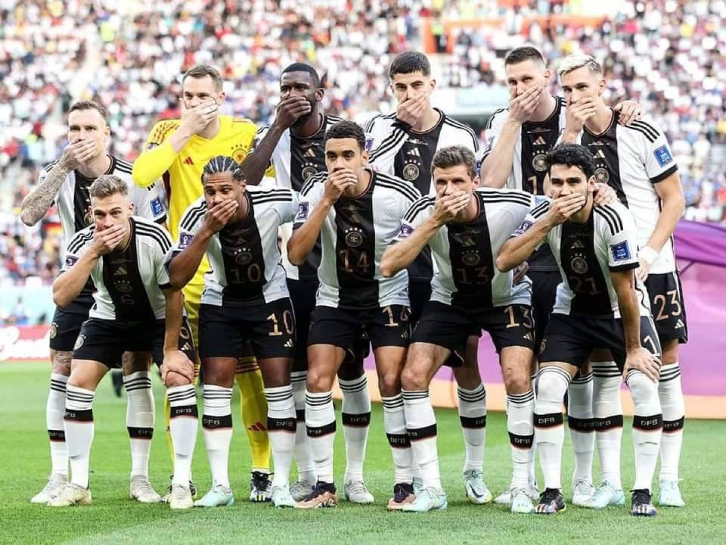 لاعبو ألمانيا يكمّون أفواههم قبل بداية مباراتهم مع اليابان في مونديال قطر