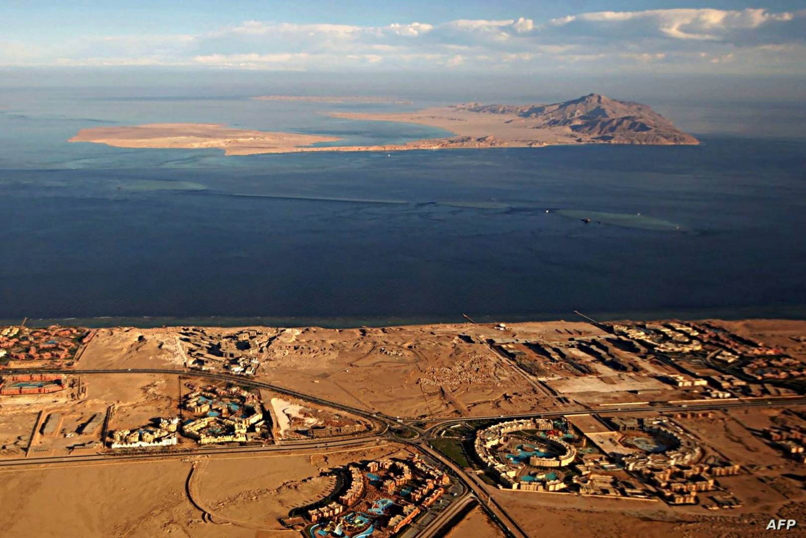 مصر تجمّد اتفاق تسليم تيران وصنافير للسعودية