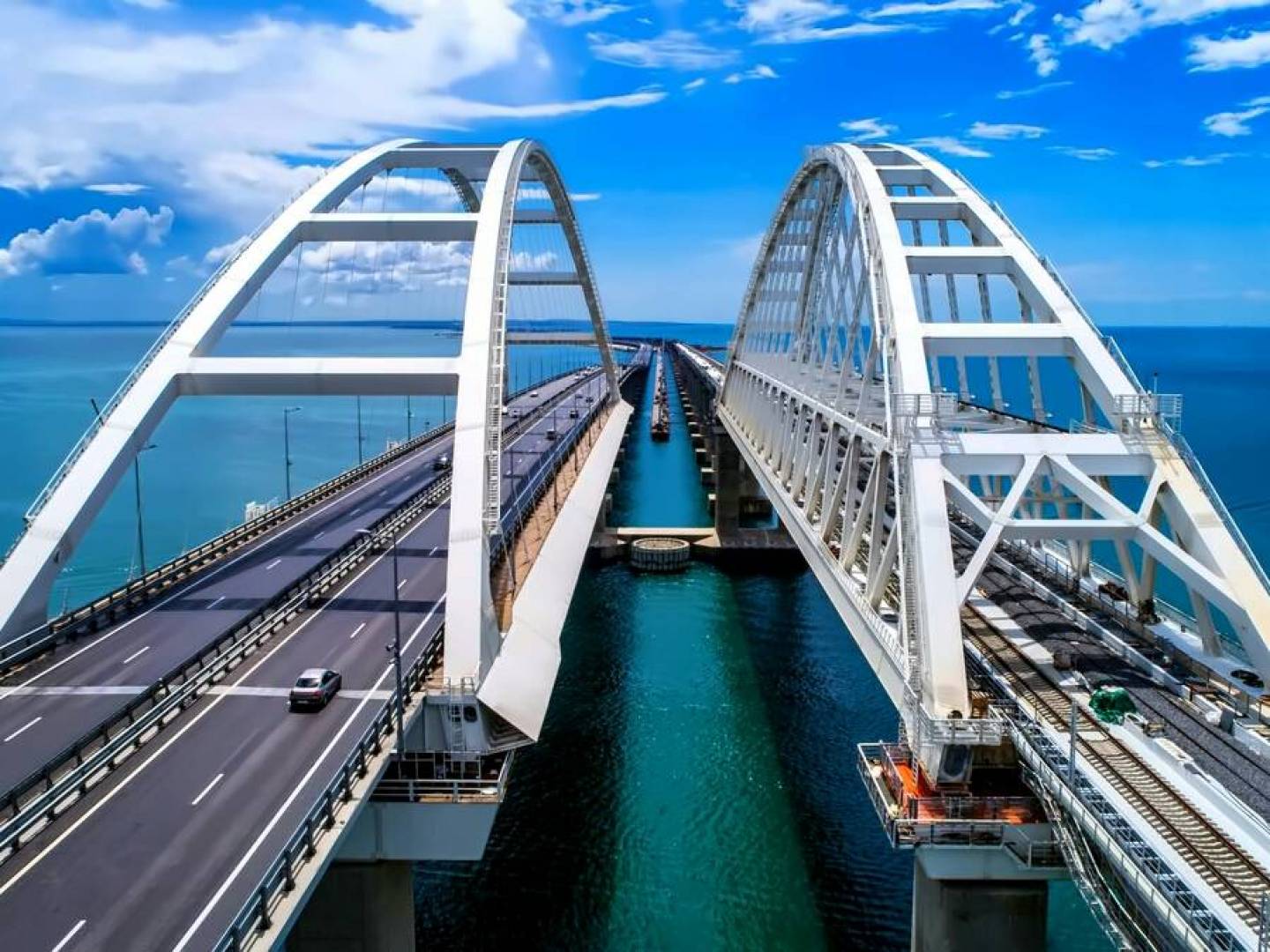 انتشار بوارج روسية مزودة بهوائيات عاكسة بالقرب من جسر القرم .. اعرف السبب