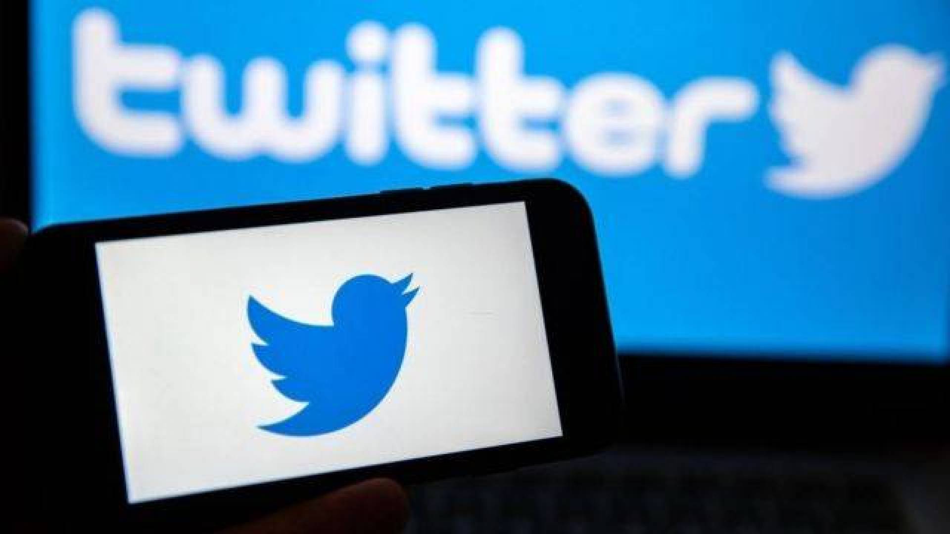 تويتر يعيد إطلاق خدمة العلامات الزرقاء بسعر أعلى لمستخدمي آيفون