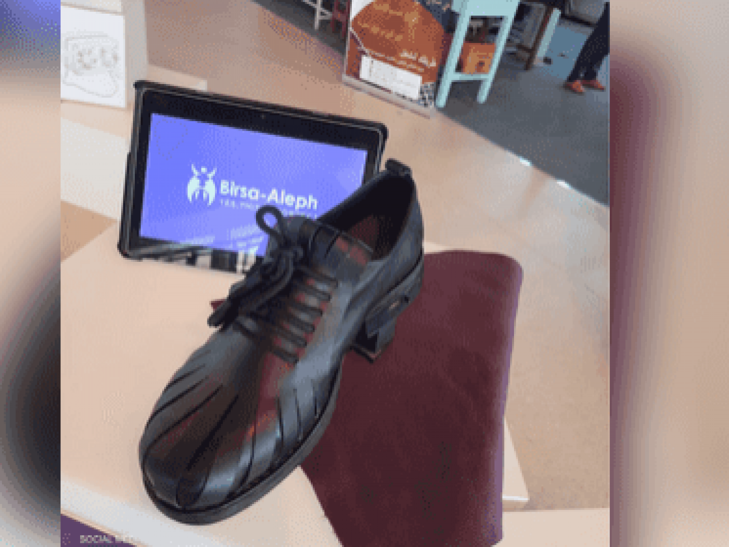 شاب توتسي يطور حذاء ذكياً يحول طاقة المشي إلى طاقة كهربائية تستطيع شحن التجهيزات الإلكترونية
