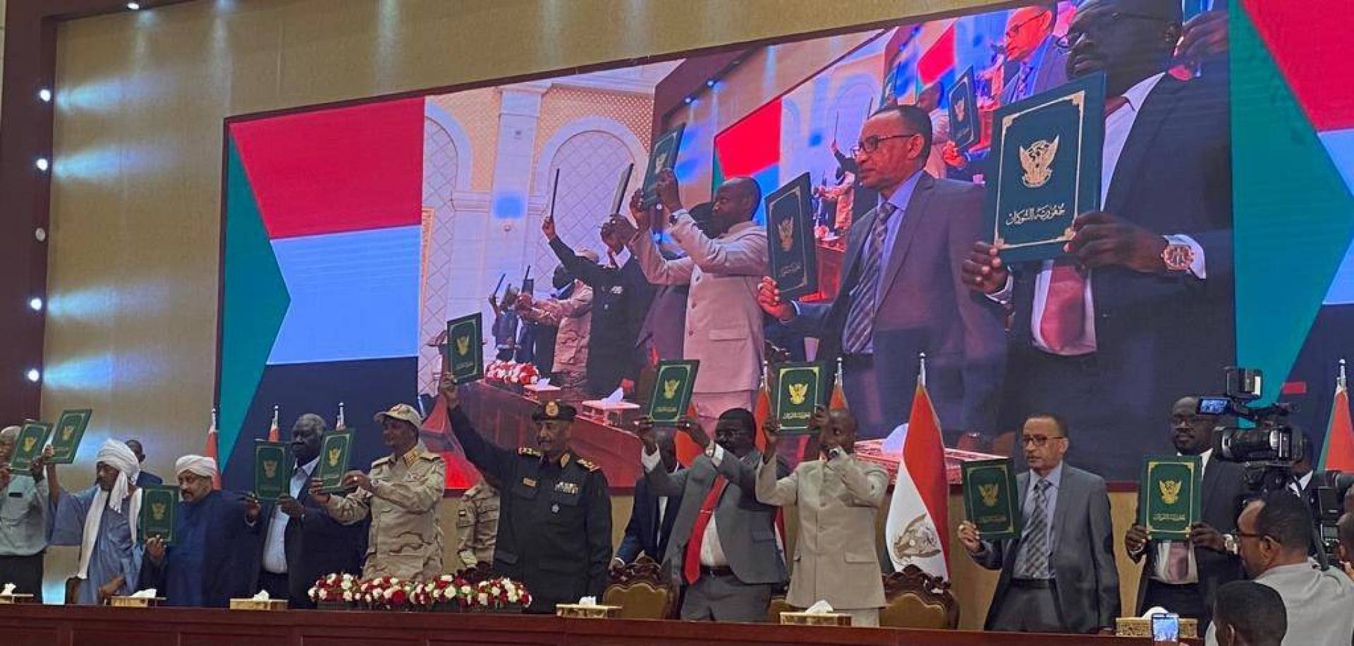 الجيش خارج الحياة السياسية... التوقيع على اتفاق إطاري في السودان