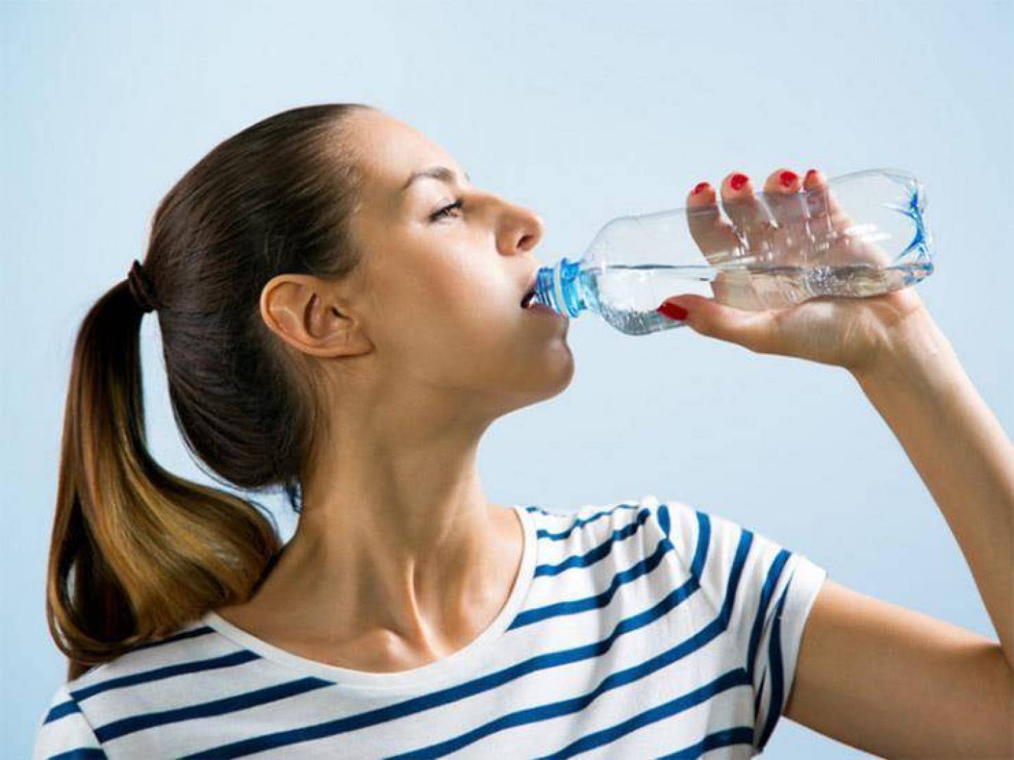 شرب الماء يبطئ الشيخوخة ويطيل الحياة الخالية من الأمراض
