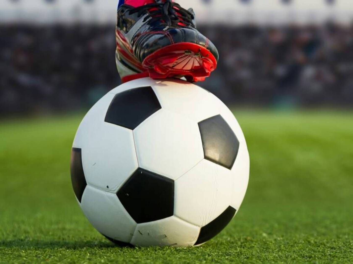 القنوات الناقلة لمباريات اليوم الخميس في ملاعب كرة القدم الأوروبية والعربية وموعدها