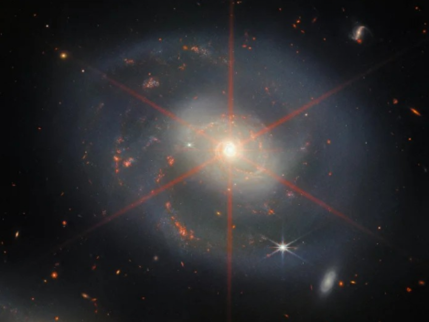 تلسكوب جيمس ويب يلتقط صورة مجرة ذات قلب لامع
