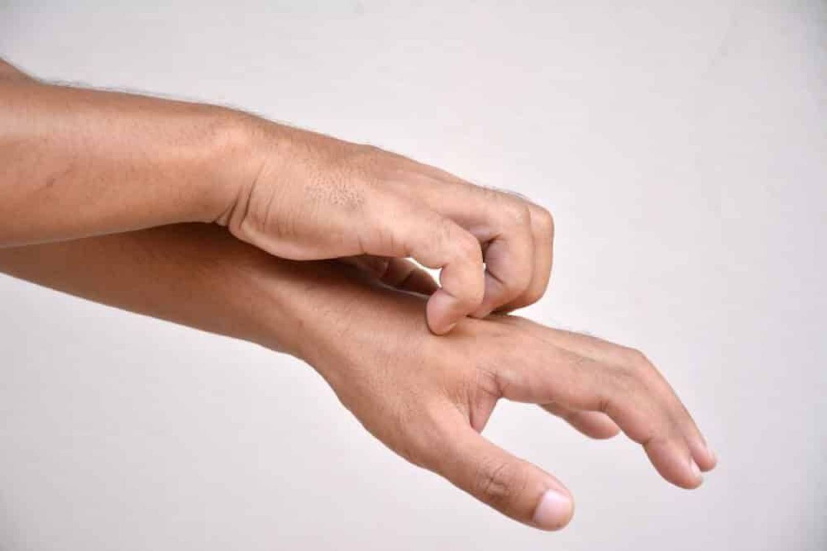 حكة الجلد تتفاقم مع التقدم في العمر .. نصائح هامه لتجنبها