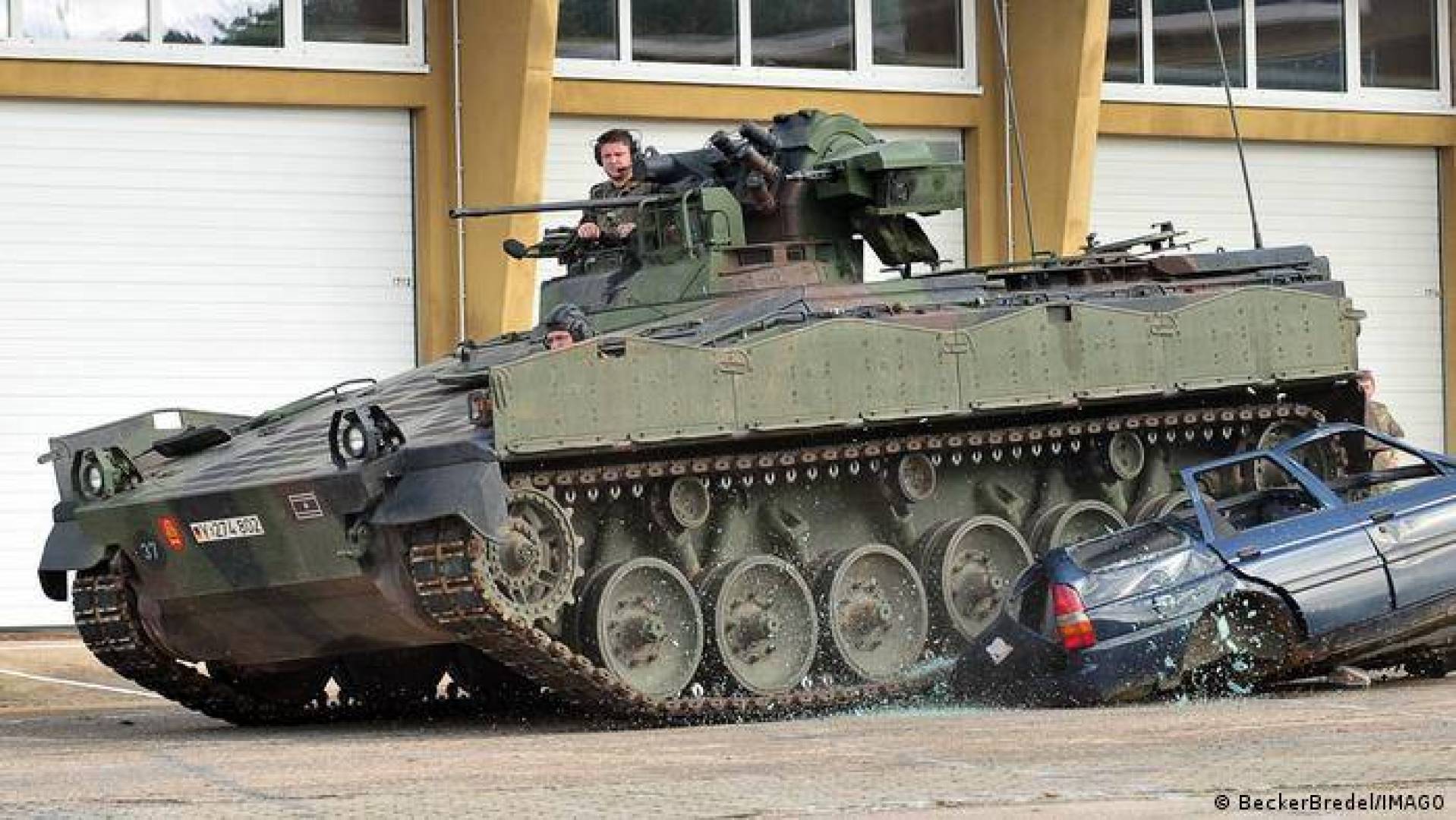 ألمانيا تزود أوكرانيا ب 40 دبابة قتالية من طراز 