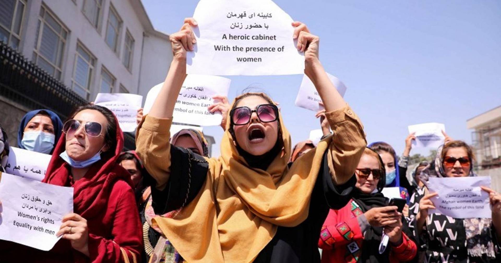 طالبان تمنع النساء من العمل والتعليم في أفغانستان.. لماذا؟