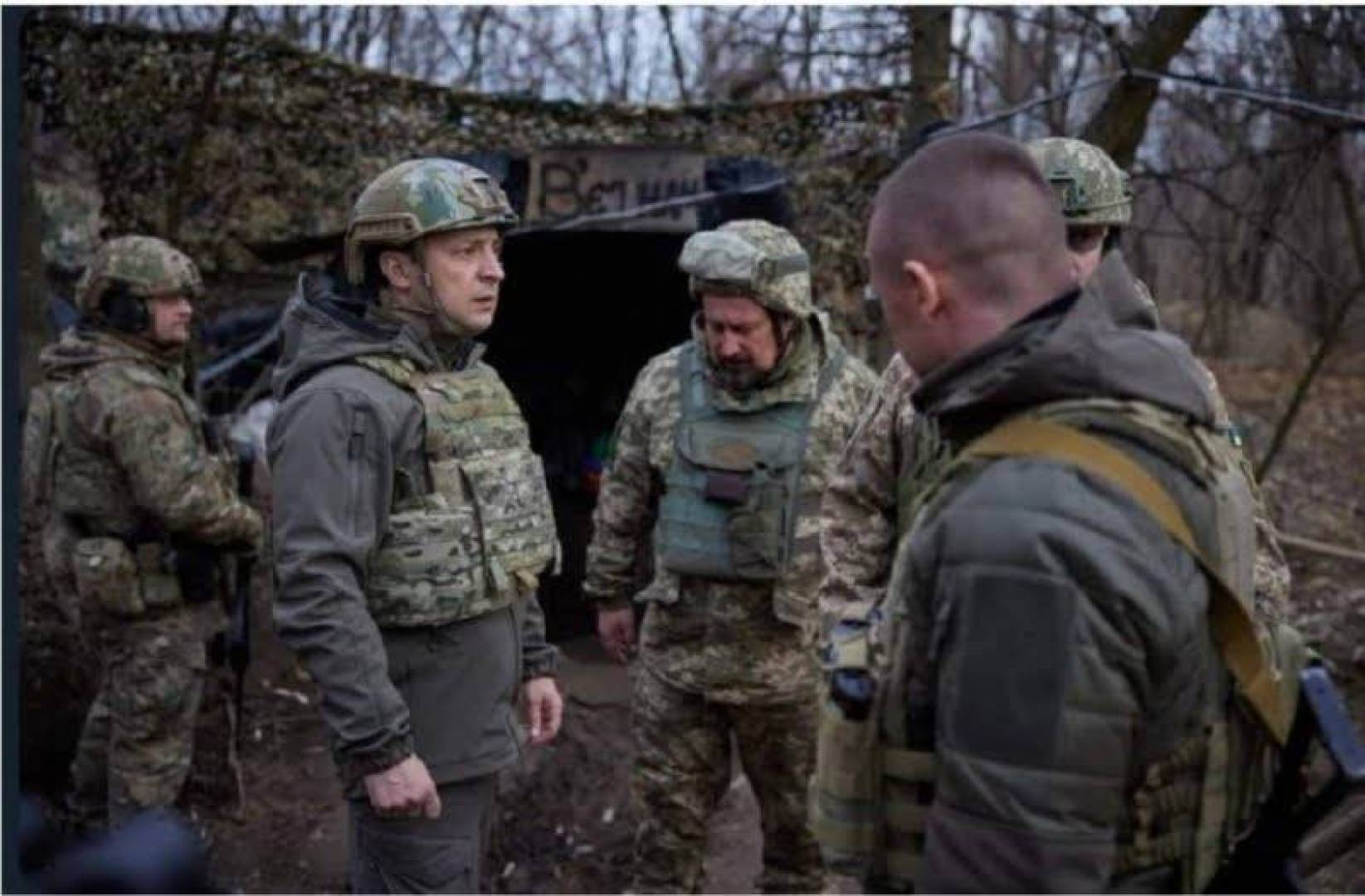 مرتدياً الزي العسكري...زيلينسكي على جبهة القتال في دونيتسك