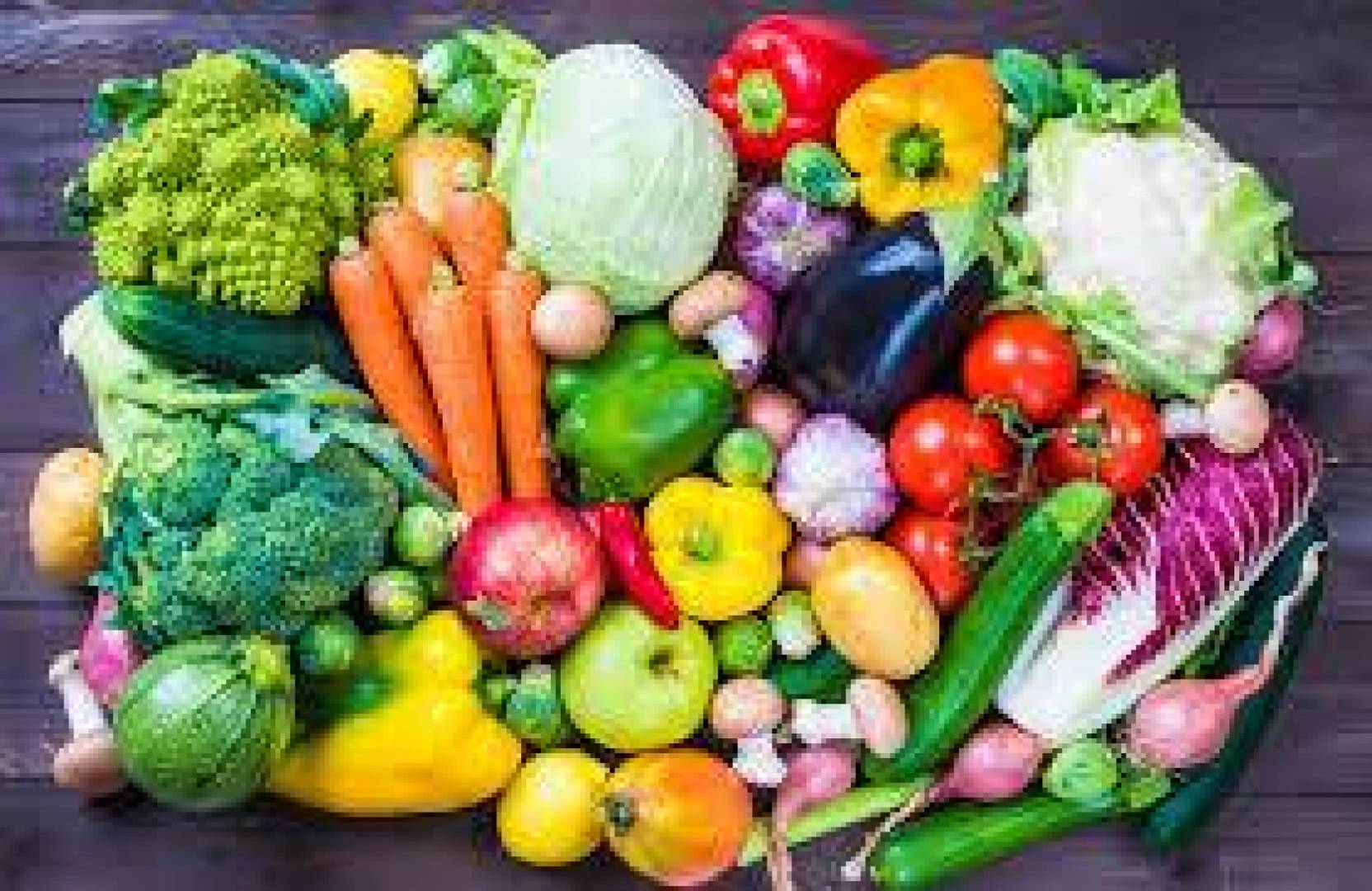 أبرزها الفواكه والخضروات الملونة .. أطعمة تحافظ على صحة دماغك