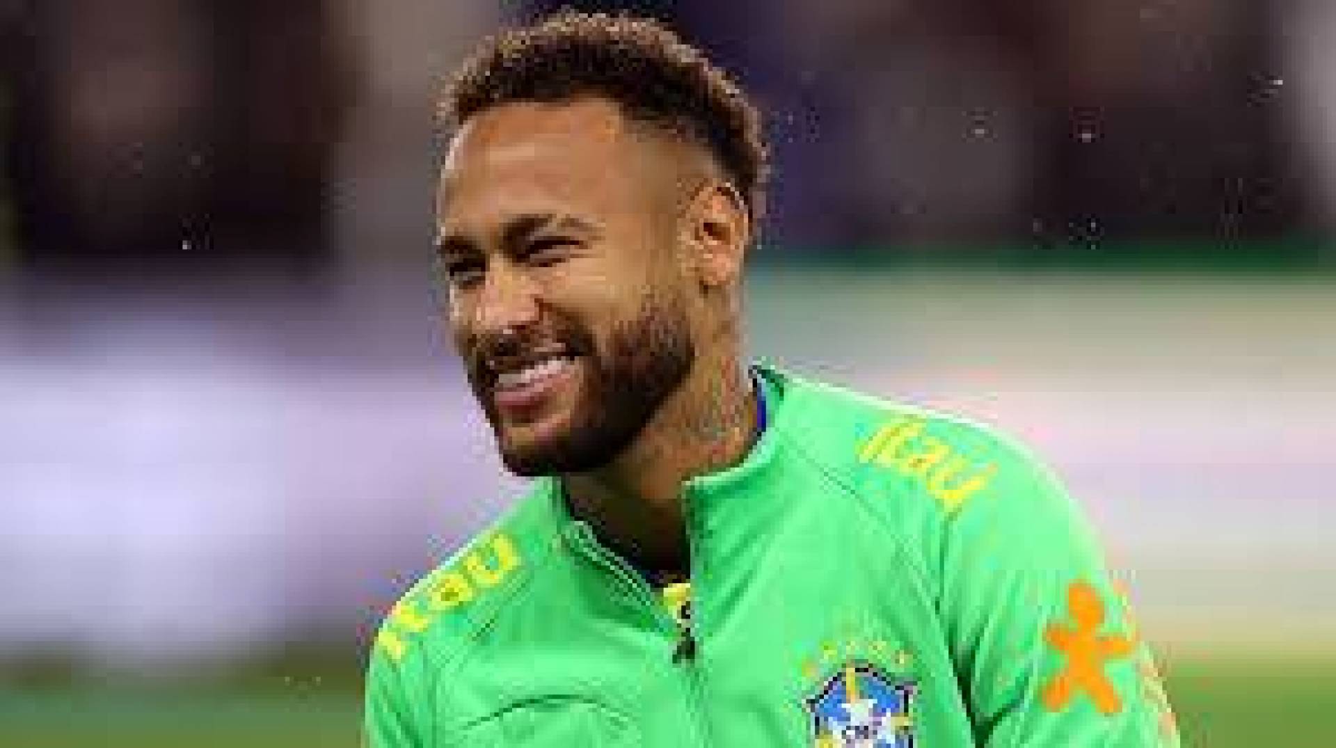 البرازيلي نيمار يتسلم جائزة أفضل لاعب نيابة عن الأسطورة بيليه