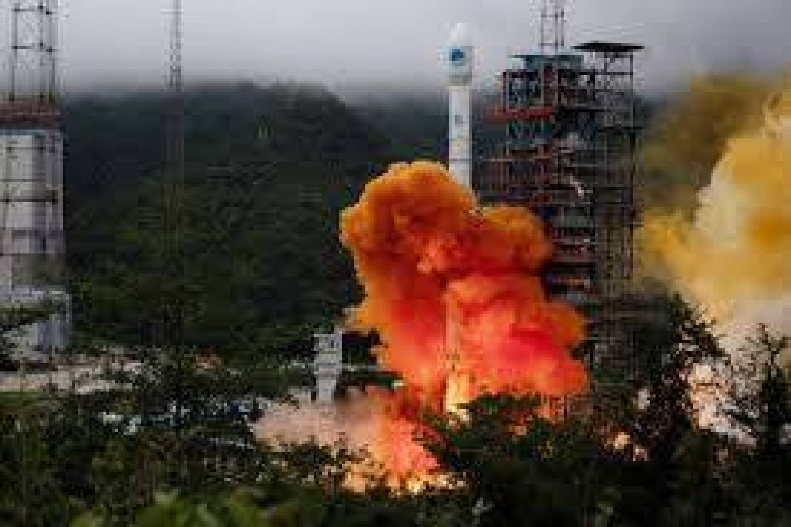 إطلاق 14 قمر صناعي صيني بصاروخ 