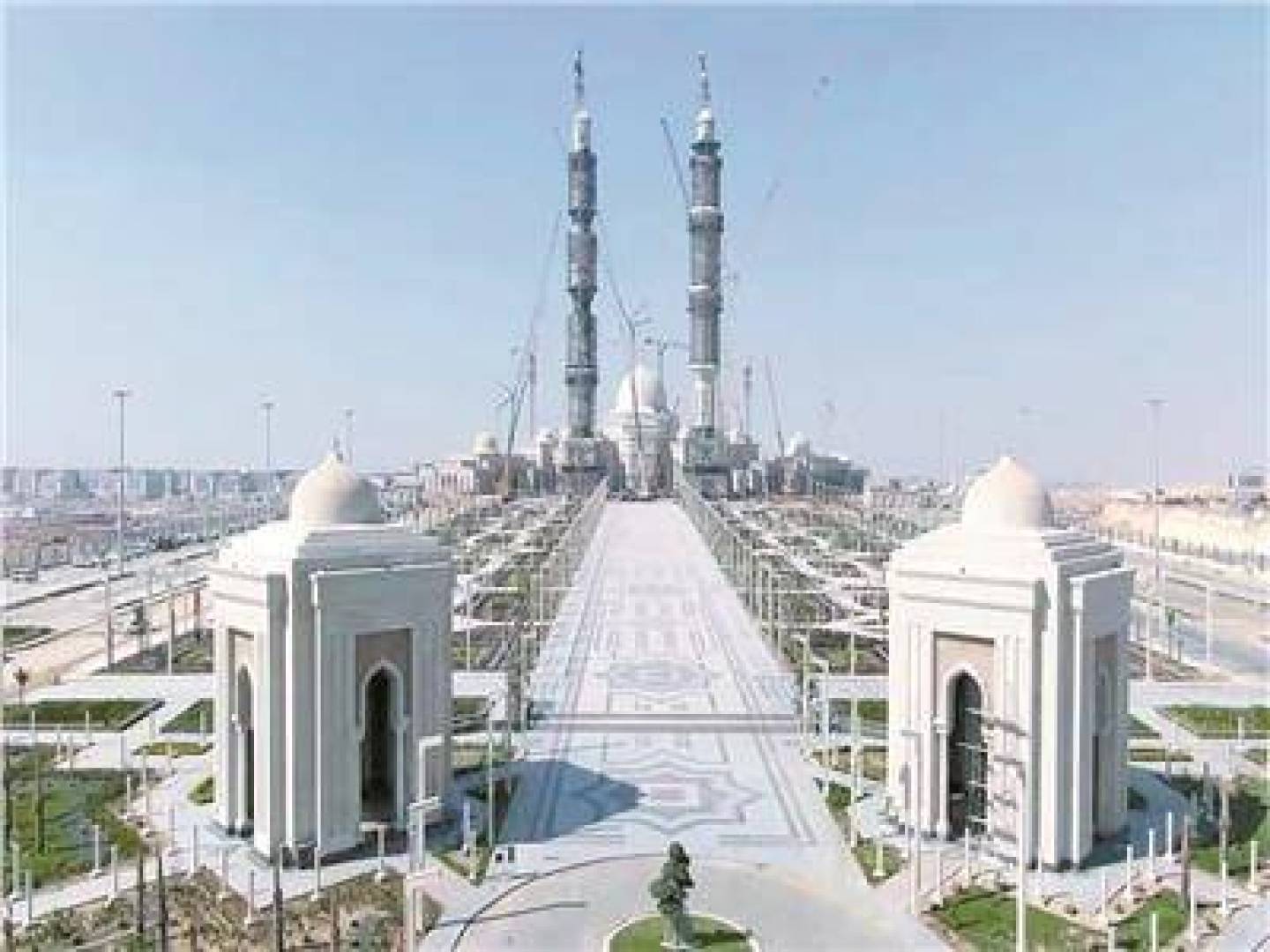 بالصور بناء مسجد مصر الكبير ... أكبر مسجد في الشرق الأوسط
