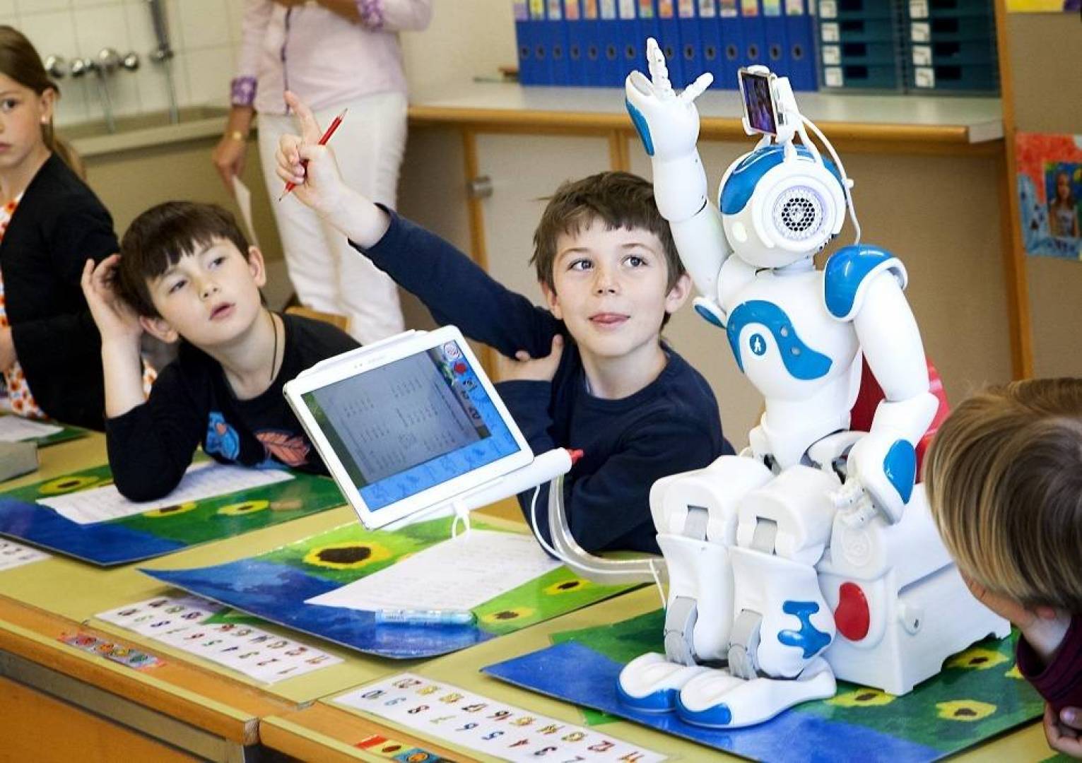 الروبوت الروسي Promobot V.4 بدأ تدريس الأطفال بمدرسة هندية