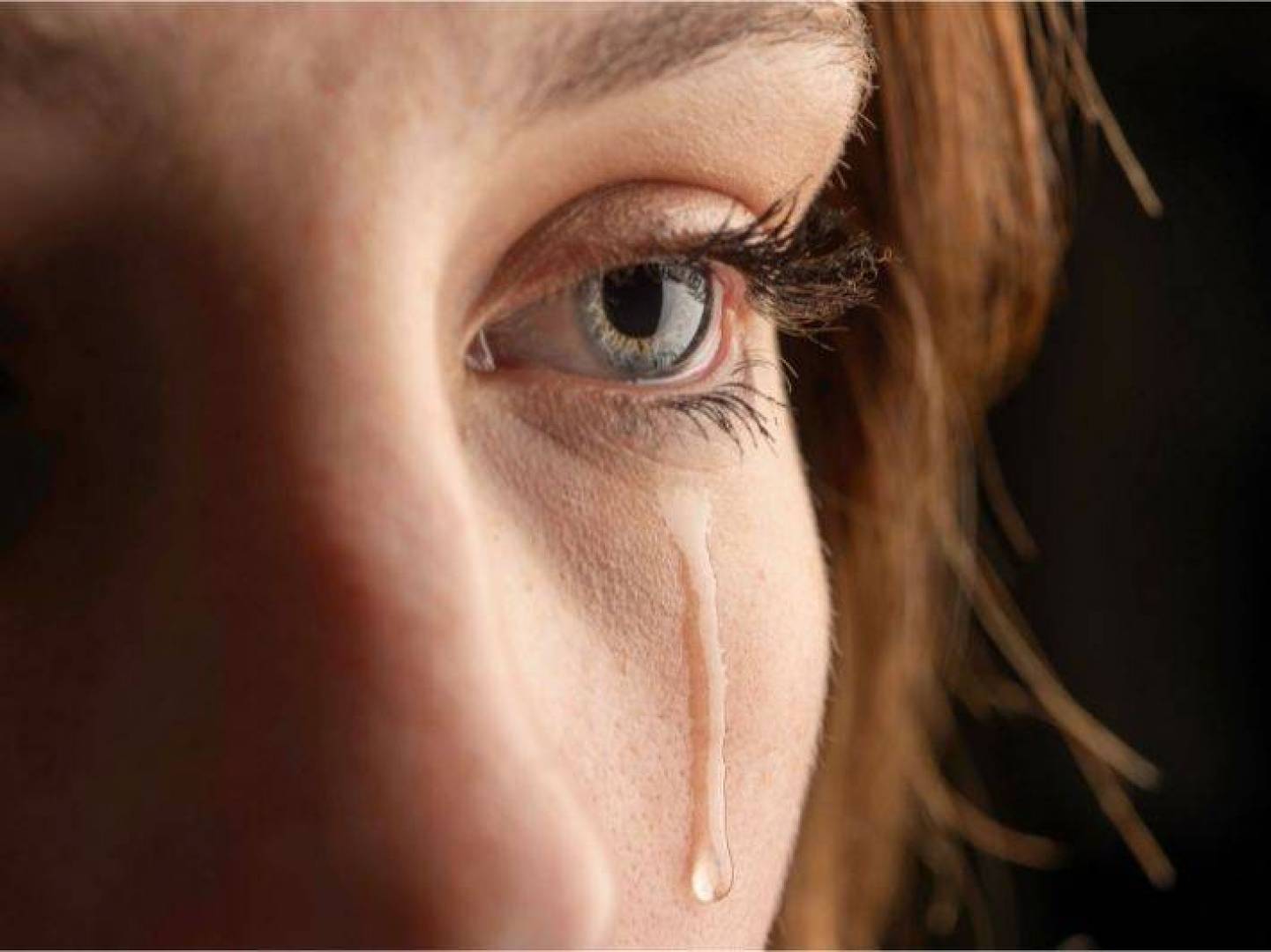 تقليل التوتر وترطيب العينين والعديد من الفوائد النفسية والجسدية للدموع .. تعرف عليها
