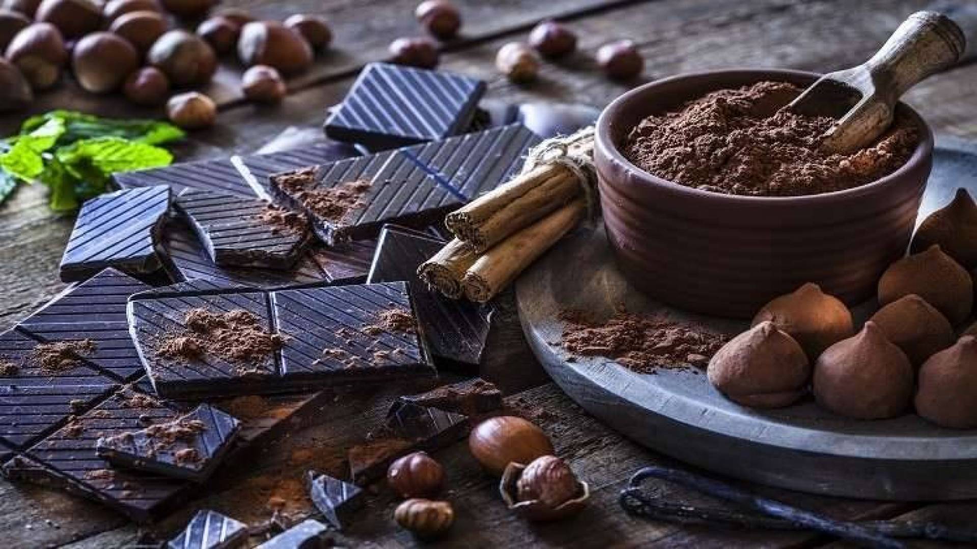تنشط الذاكرة وتحسن المزاج والعديد من الفوائد التي يجهلها عشاق الشوكولاته الداكنة